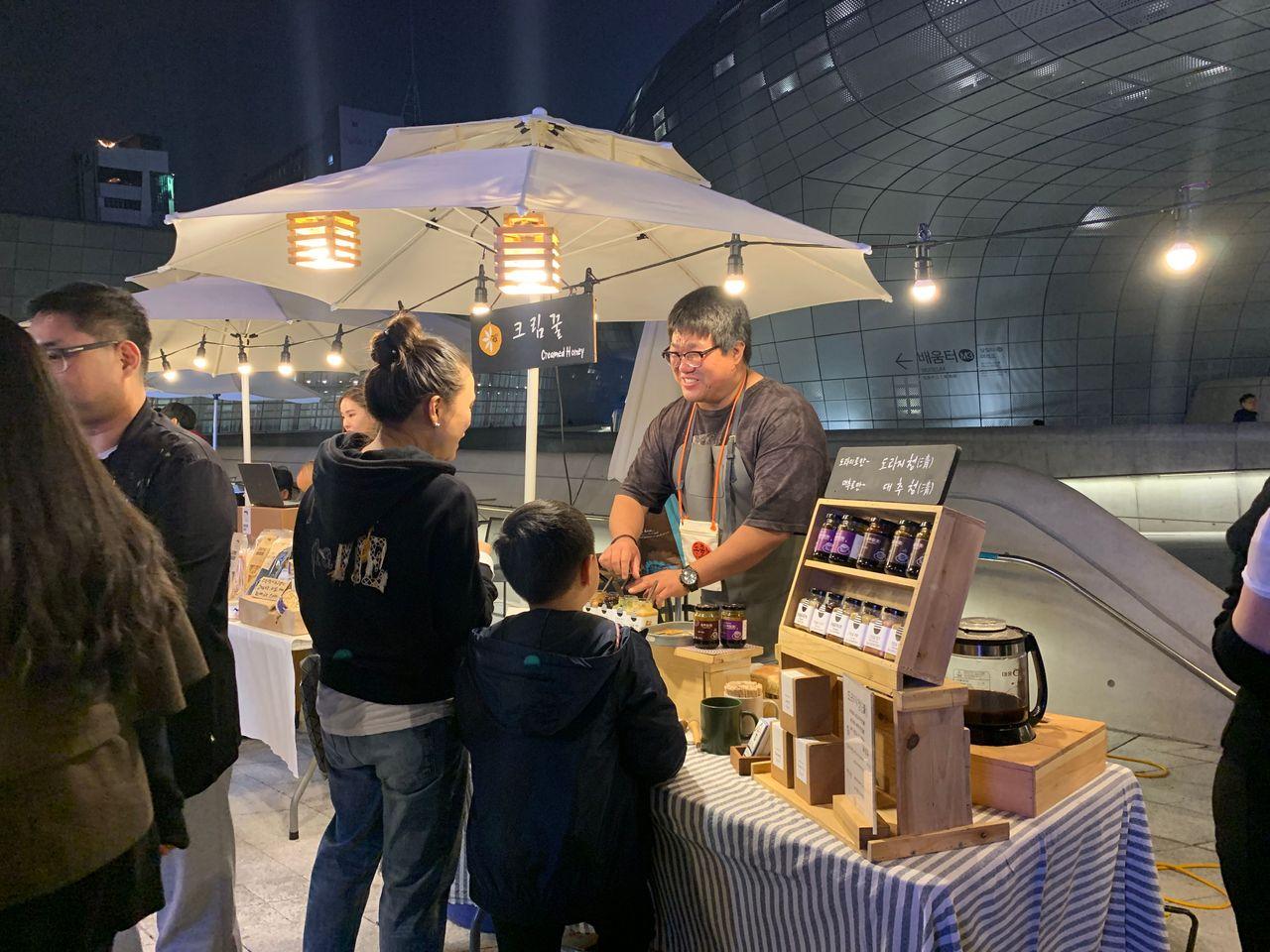 2025 Dongdaemun Night Market Visit! - Enjoy all the attractions from lively DDP night market!